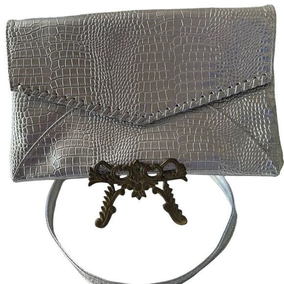 Faux  Leather Silver Crocodile Embossed Clutch Envelope Style Removable Strap - Picture 1 of 6